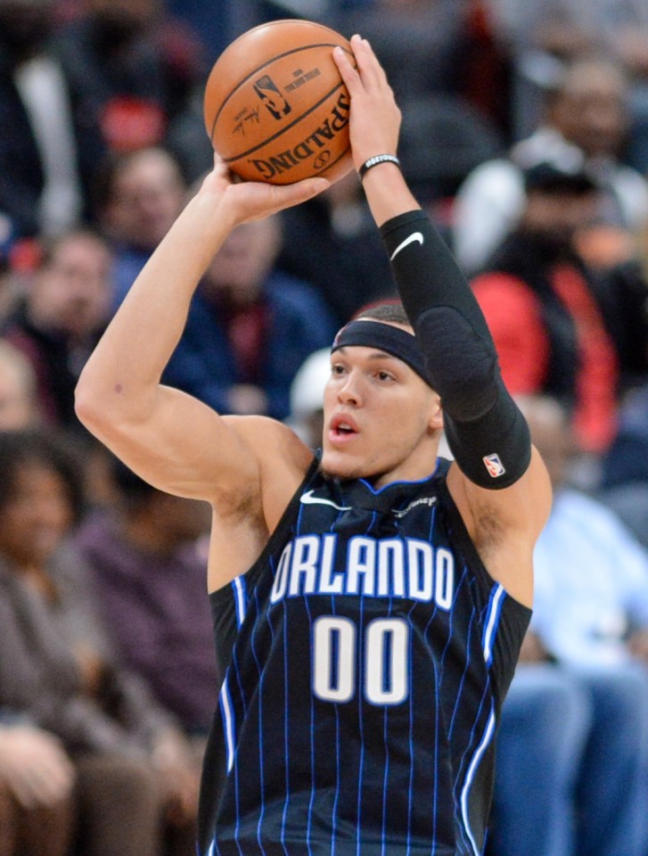 How tall is Aaron Gordon?